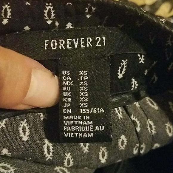 F21 High Waisted Pleated Patterned Dress Shorts XS - Picture 6 of 6